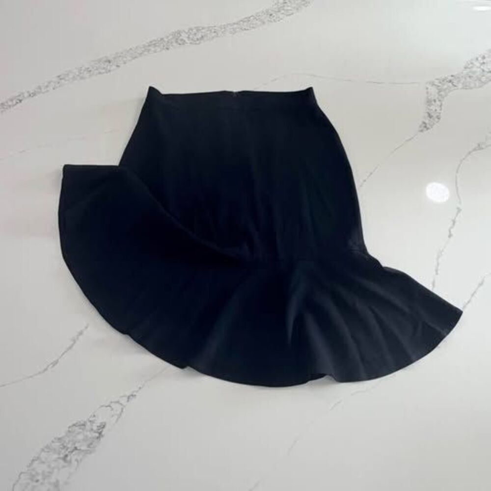DKNY Black Mermaid Flared Skirt size 6, 15”W 24” L C7697